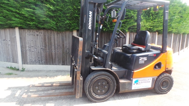 DOOSAN 4 Wheel Forklift